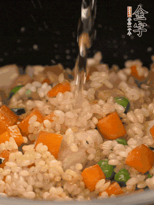 把食材轉(zhuǎn)移到電飯鍋中，倒入點清水，正常煮飯。