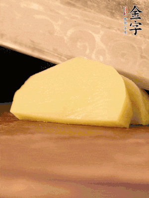 土豆去皮切丁。水開后，放入鍋中煮2-3分鐘，撈出瀝干水分。