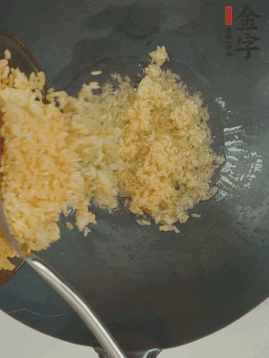 熱油下鍋，邊按壓邊翻炒均勻。