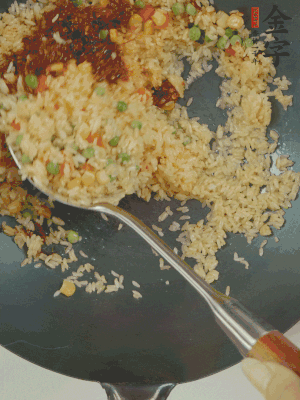 翻炒熟后，加金字火腿XO醬。