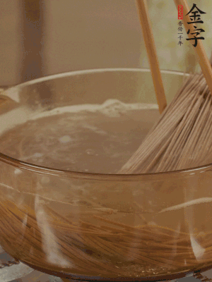 水開后下蕎麥面，煮2分鐘后過涼水備用。