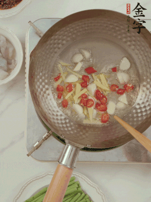 油7成熱時，下大蒜粒、姜絲、小米辣煸香。