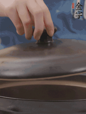 大火煮開后轉(zhuǎn)小火，燉煮20分鐘左右。