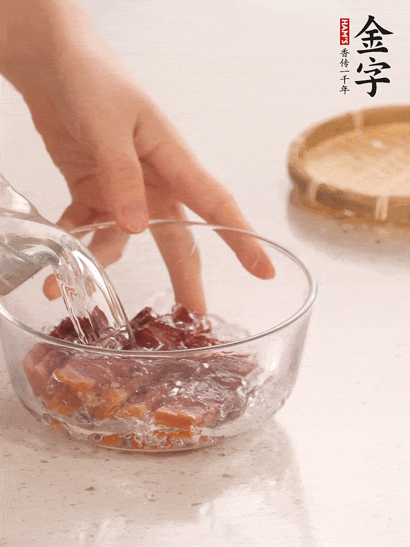 金字火腿切片，溫水泡5分鐘。