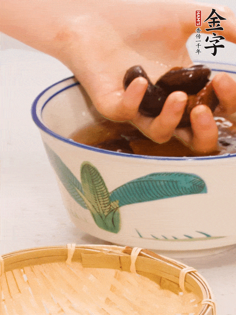 干香菇提前泡發切片，泡香菇水留著備用。