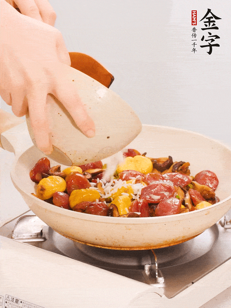 把米淘洗干凈，放入切好的香菇、板栗、毛豆。