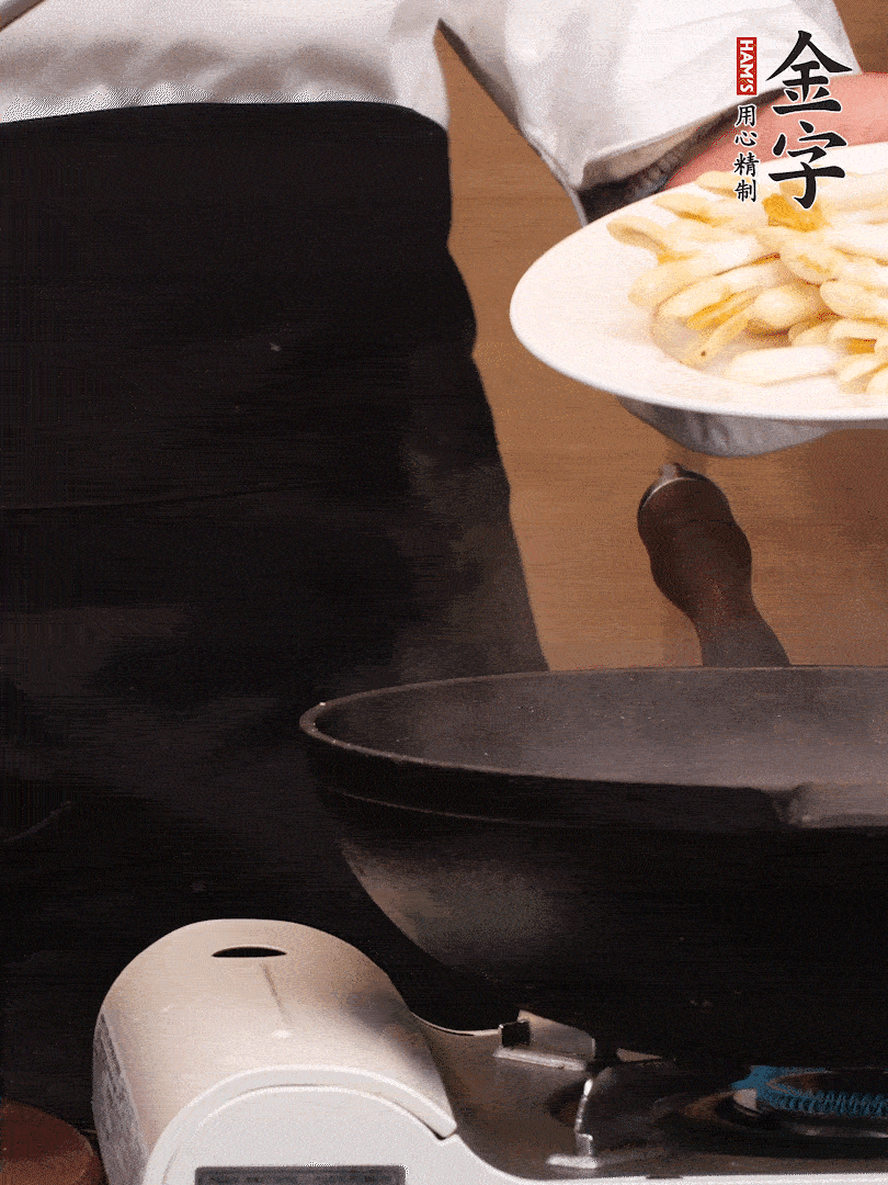 鍋中少許油，下花生芽