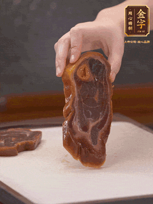 處理節瓜，刮掉表層的皮和毛，洗凈后去掉瓜蒂，切大塊