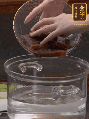 火腿蹄片冷水下鍋，水沸騰后煮5分鐘焯水