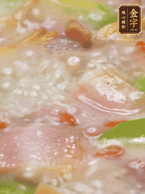 最后下蟶子，一點白胡椒調(diào)味，煮到白色湯汁出來。撒點枸杞點綴