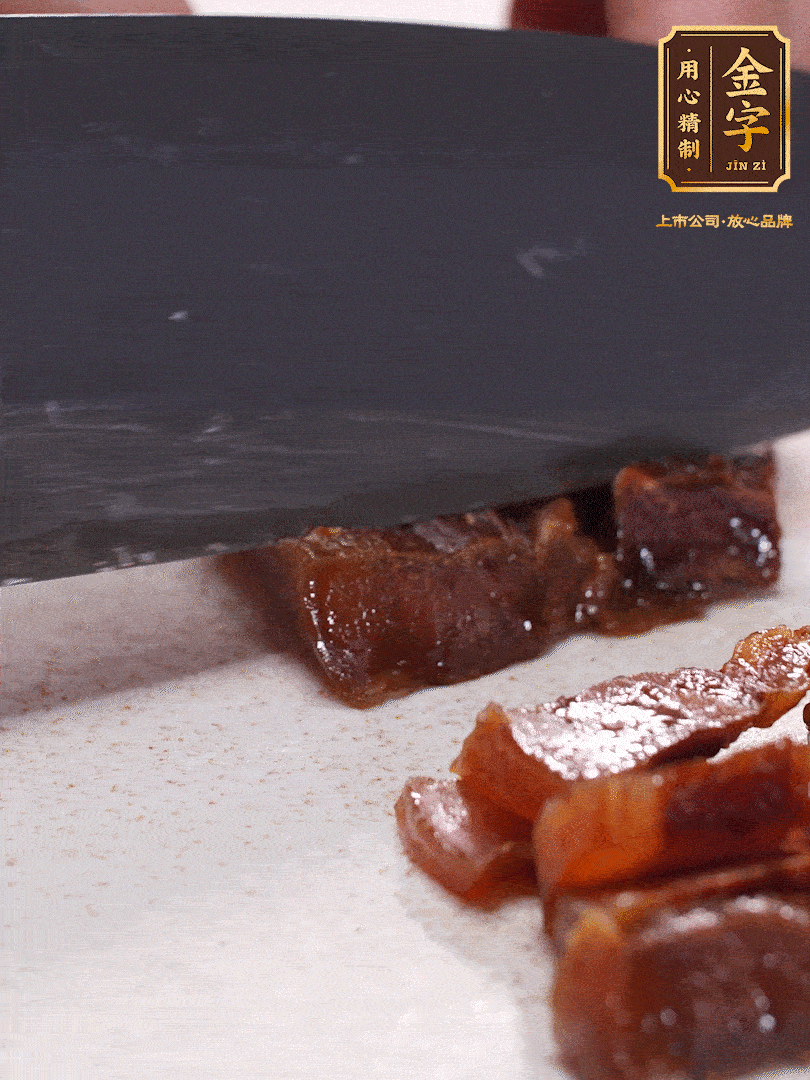 金字臘肉水煮10分鐘，切片