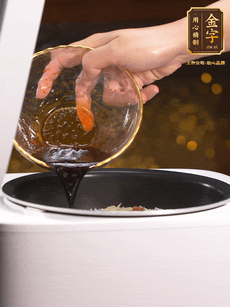 煮好后，淋上醬汁：2勺生抽、1勺老抽、1勺蠔油、半勺白糖、半勺香油、1勺水