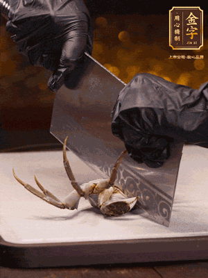 用刷子刷干凈六月黃，一斬二。把蟹蓋、蟹胃拿出來。