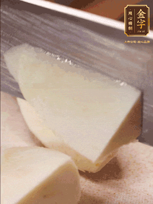 茭白去殼，底部一層老皮刨掉，切成滾刀塊