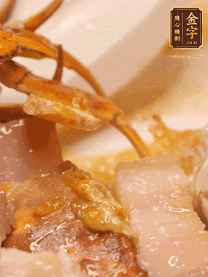 顏色變紅時，放蔥結、姜片煸香，再放咸肉、茭白、毛豆翻炒