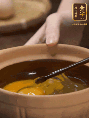 雞蛋打入砂鍋，充分打勻，1.5倍的溫水加一勺鹽，倒入蛋液中，攪拌均勻后用勺子舀去表面浮沫