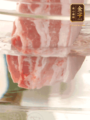 大塊豬五花冷水下鍋，蔥、姜、花雕酒焯水