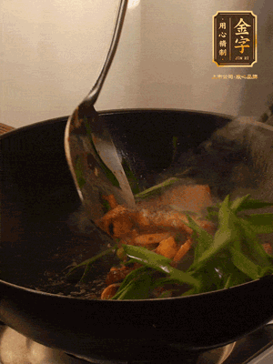 黃豆醬、鹽、糖調味，淋一圈花雕酒，蒜白先下，蒜葉后下