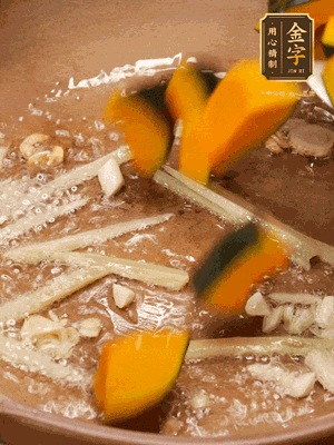 砂鍋倒一層底油，蒜粒、姜絲炒香后，再下南瓜翻炒30秒