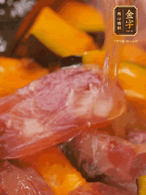 下香腸，倒沒過南瓜的水，加1/2勺鹽、1/2勺白糖、1勺蠔油燜8分鐘