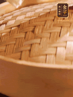 將香腸、醬油肉、臘肉放入蒸容蒸20分鐘