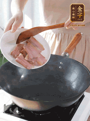 豬油熱鍋，下咸肉煸香，再下蔥姜提鮮