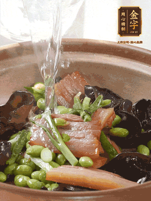 轉入砂鍋，加入開水、百葉結燉煮10分鐘