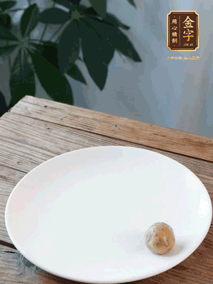 做水油皮、油酥 將油皮材料放入料盆中，加100ml水攪拌成雪花片狀。在案板上反復揉搓成有一定筋度的光潔面團，搓成14個團子。
