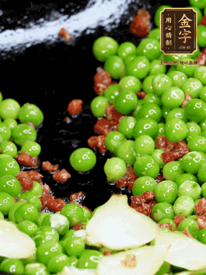 鍋內(nèi)少許油，下火腿煸香，再下甜豆米、百合翻炒，少許鹽、一點水煮到收干