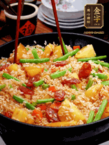 加水，沒過大部分食材。把瀝干水分的米飯均勻地鋪在上面，筷子戳幾個(gè)洞