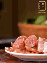 金字咸肉、金字香腸煮熟。咸肉切條、香腸切片備用。