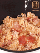 一起放入電飯鍋，加入剛好沒過食材的水。