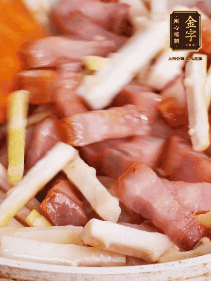 少許油煸香咸肉，下春筍翻炒均勻