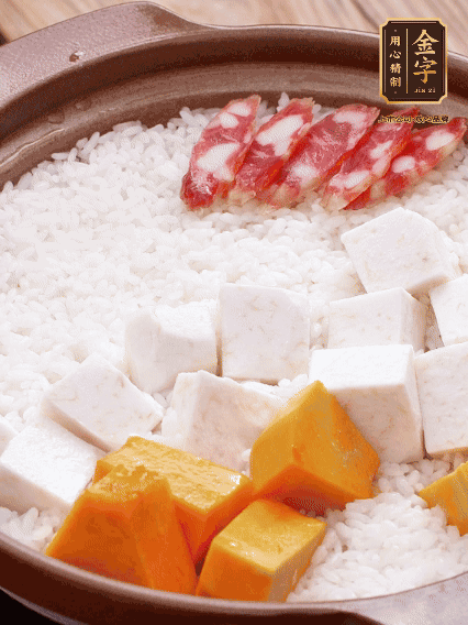 砂鍋涂油，放入泡好的大米。鋪上芋頭、南瓜，倒入開水剛好沒過，中火煮到水收干