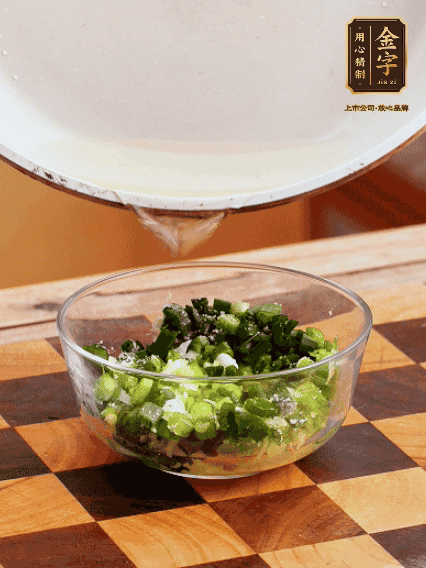 姜末、蔥末加鹽，潑熱油做成蔥姜醬