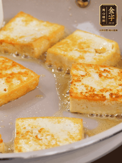 豆腐切片，兩面煎一下備用；春筍切段