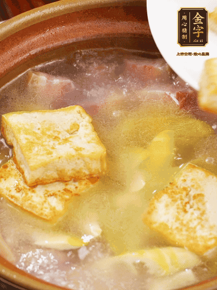 再放豆腐燉煮10分鐘，加豆瓣繼續煮2分鐘