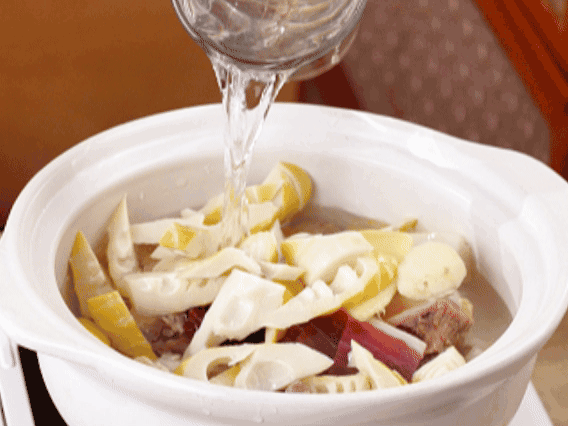 砂鍋中依次放入姜片、雞肉、春筍、火腿，加入足量的水，大火燒開后，轉小火燉40分鐘