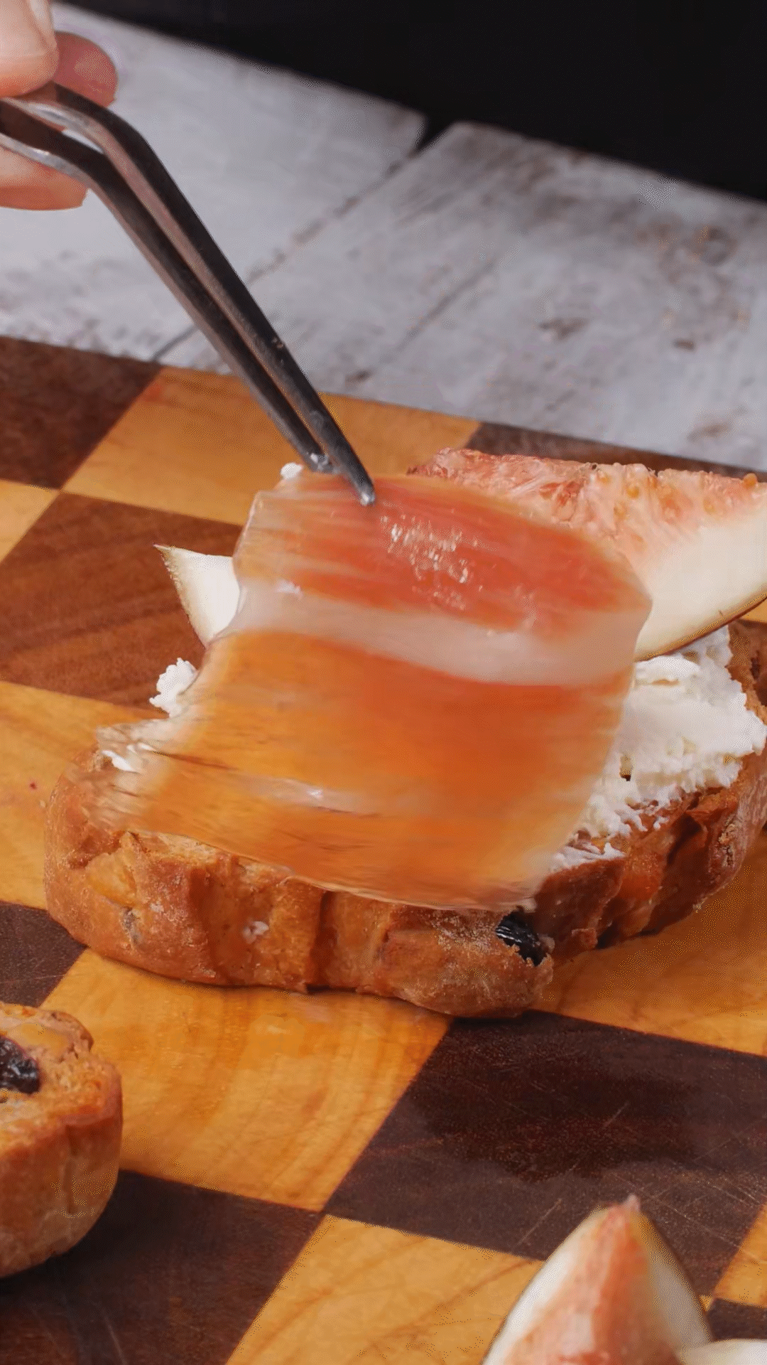 歐包抹上奶酪，放上無花果
