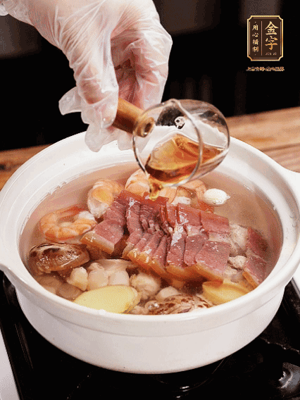 7種食材+帶皮冬瓜塊用砂鍋/電飯煲煮湯功能煮熟，少許鹽、花雕調味