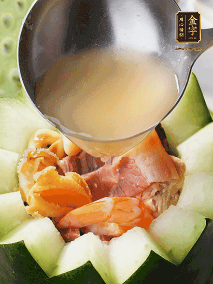 煮好后，盛入冬瓜盅。放入鍋中，可繼續燉煮，越燉越有味