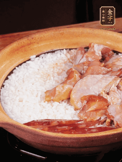 煮到椰子水微微收干轉小火，快速均勻鋪上雞肉、金字香腸