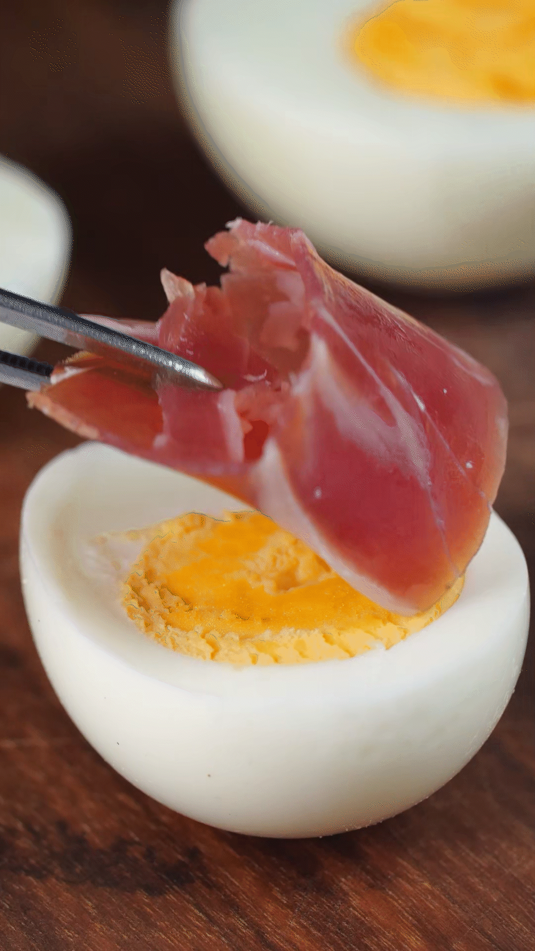 撈出過冷水，去殼后對半切開