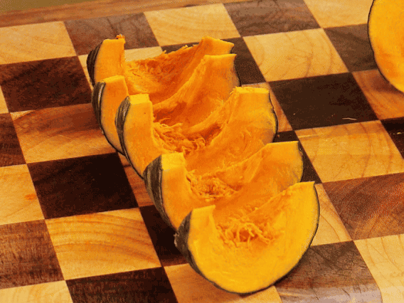 貝貝南瓜去瓤切小塊；干香菇熱水泡發，切條