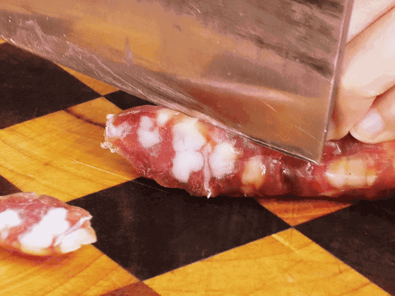 香腸少油煸出香味，下南瓜、板栗、香菇翻炒。2勺生抽、1勺老抽、1勺蠔油、1勺鹽、半勺糖調味