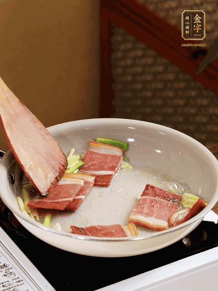 熱油下鍋，火腿、蔥姜蒜煸出香味備用