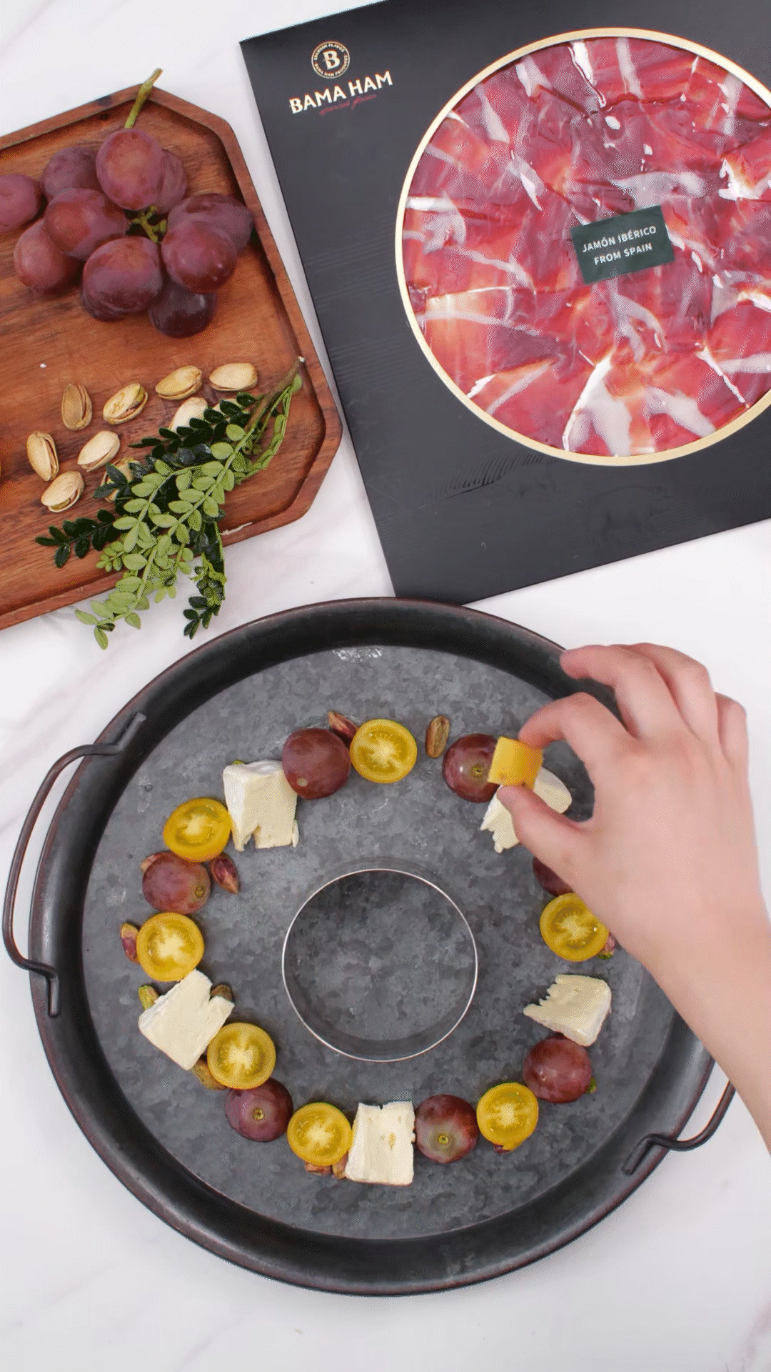 準備一個大盤子，中間放上模具（或是一個空碗）預留空位，沿著磨具把食材擺盤成花環裝