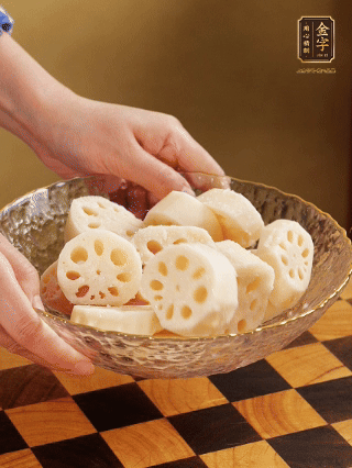 蓮藕洗凈削皮，切大塊，用鹽、糖腌制30分鐘。