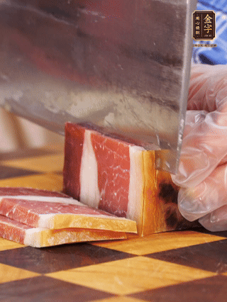 金字火腿切片，溫水浸泡5分鐘