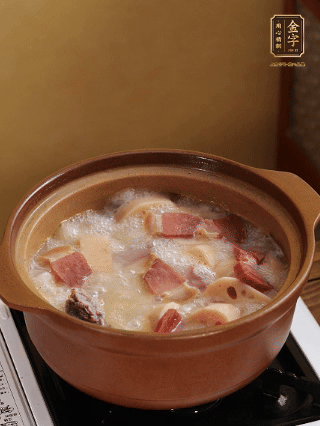 豬油潤鍋，豬骨、姜片煸出油脂香，再依次下開水、蓮藕、火腿，大火燒開